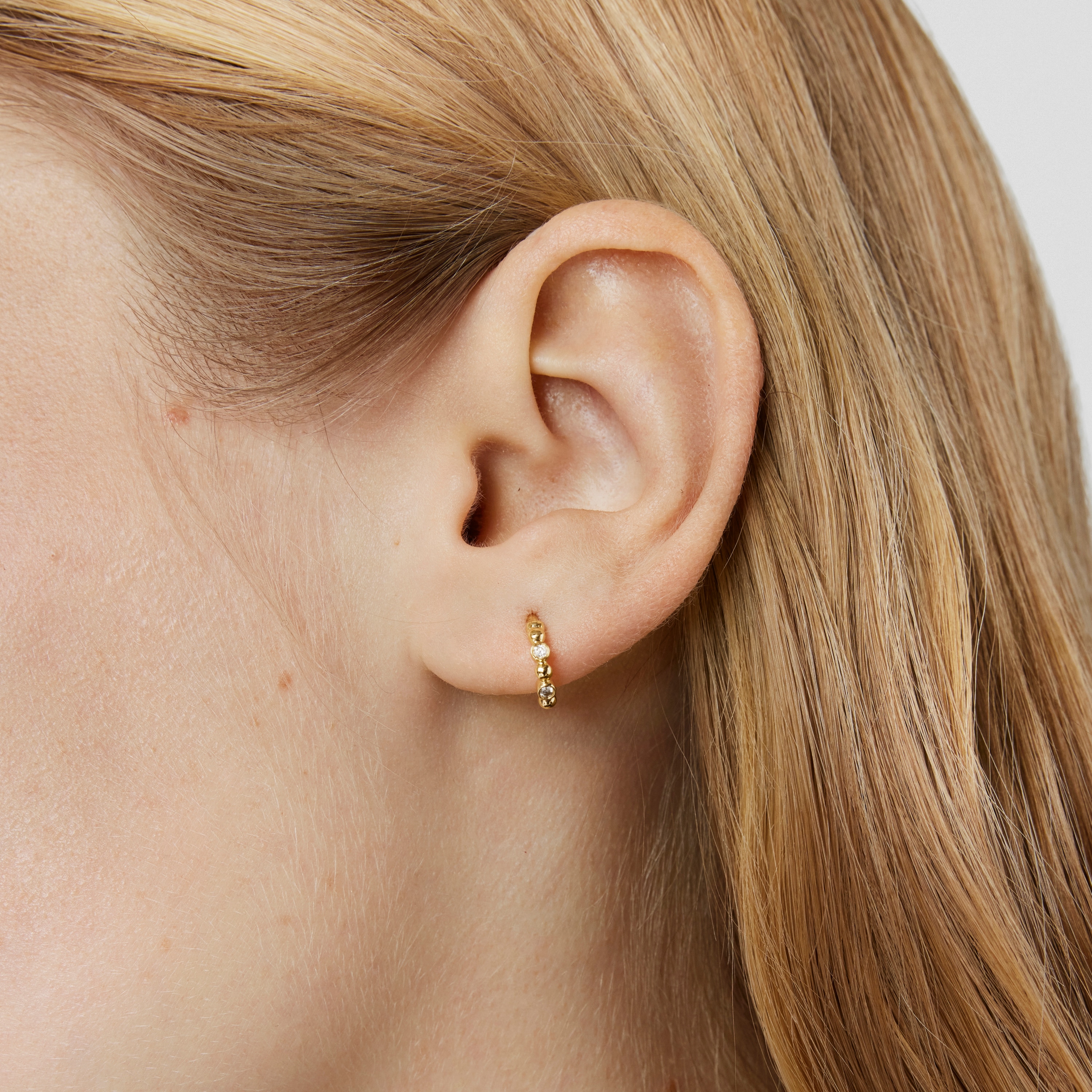 Hoop earring with gold balls and diamonds Les Classiques
