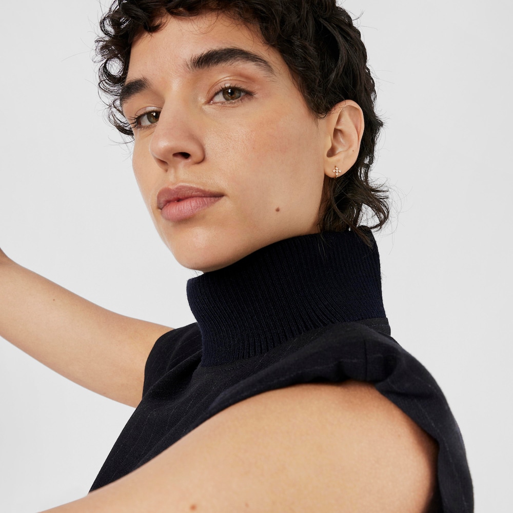 Orecchino piccolo a cerchio con croce in oro e diamanti Les Classiques