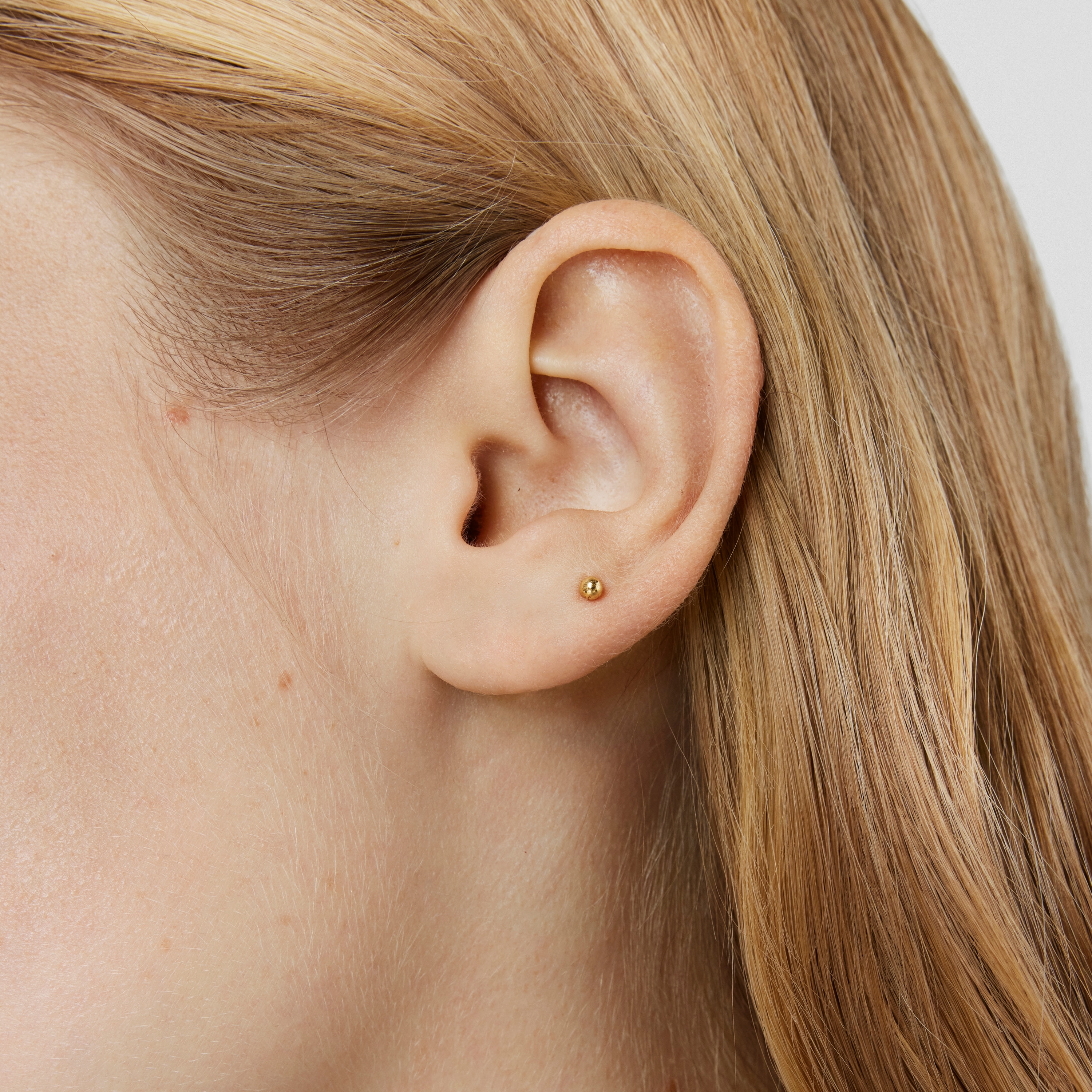 Gold ball Ear piercing Les Classiques
