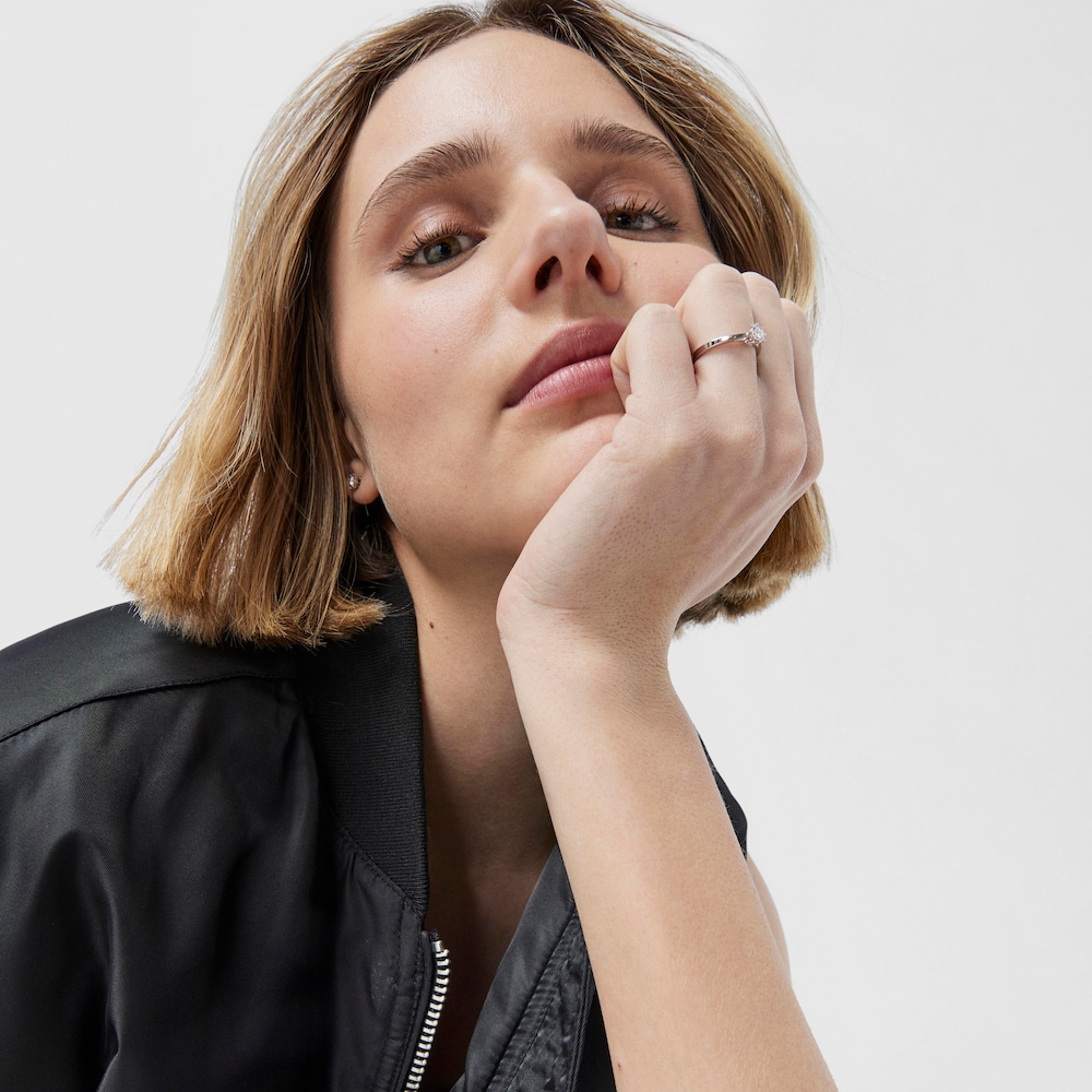 Prsten z kolekce Les Classiques vyroben&yacute; z b&iacute;l&eacute;ho zlata s malou diamantovou růžic&iacute;