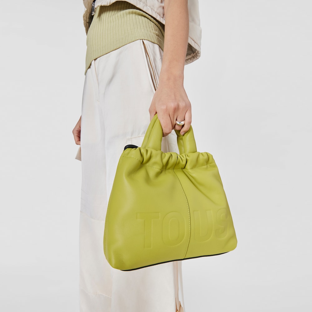 Średniej wielkości limonkowa sk&oacute;rzana torebka na jedno ramię TOUS Cloud