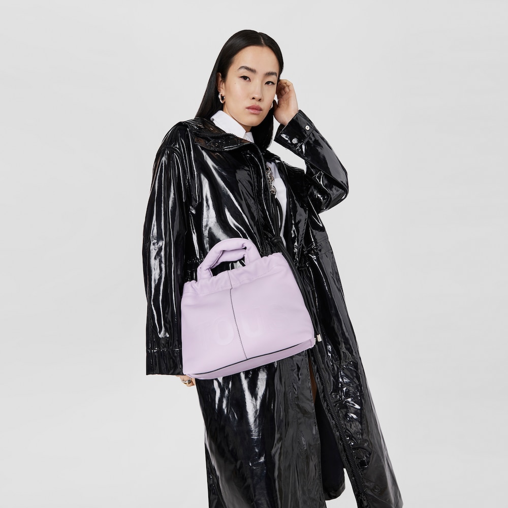 Średniej wielkości fiołkowo-r&oacute;żowa sk&oacute;rzana torebka na jedno ramię TOUS Cloud