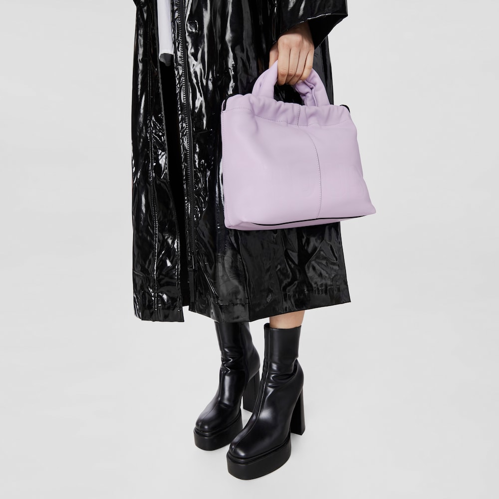 Średniej wielkości fiołkowo-r&oacute;żowa sk&oacute;rzana torebka na jedno ramię TOUS Cloud