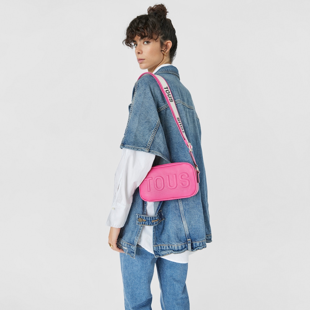 Crossbody ta&scaron;ka report&eacute;rka TOUS La Rue ve fuchsiov&eacute; barvě