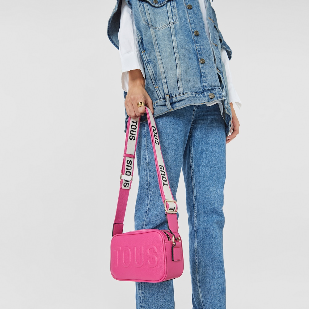 Crossbody ta&scaron;ka report&eacute;rka TOUS La Rue ve fuchsiov&eacute; barvě