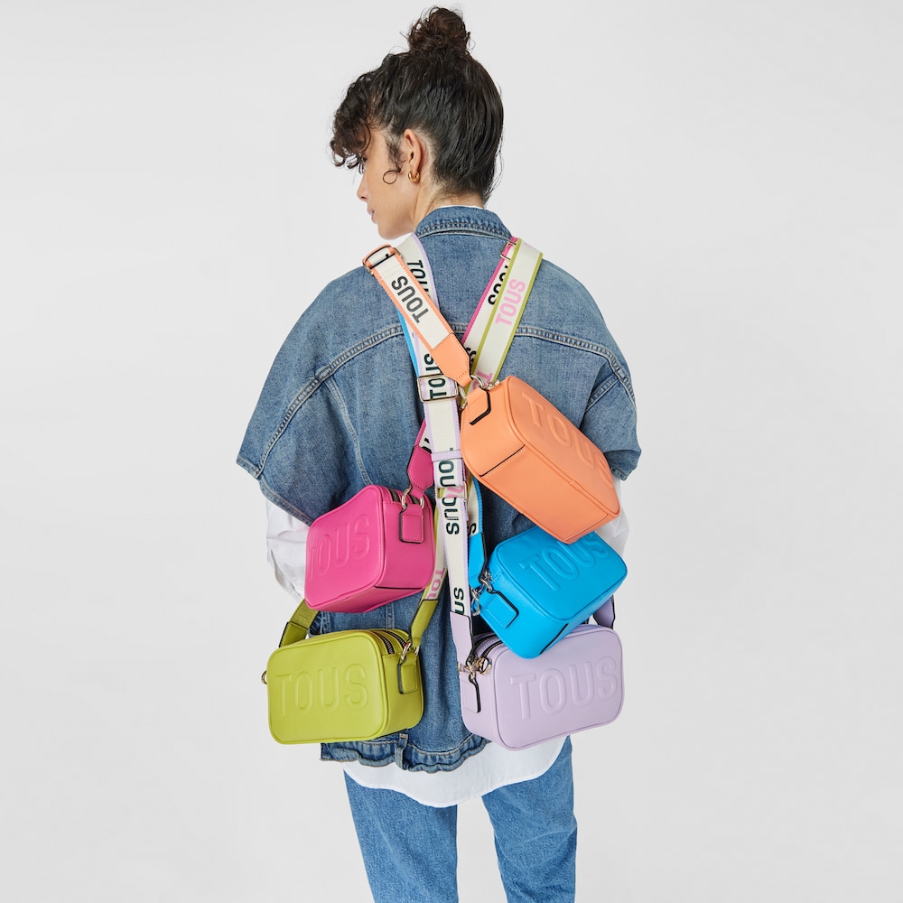 Crossbody ta&scaron;ka report&eacute;rka TOUS La Rue ve fuchsiov&eacute; barvě