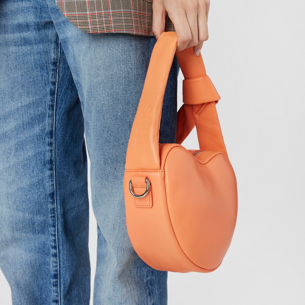 &Tau;&sigma;ά&nu;&tau;&alpha; &chi;&iota;&alpha;&sigma;&tau;ί &kappa;&alpha;&rho;&delta;&iota;ά TOUS Carol &sigma;&epsilon; &pi;&omicron;&rho;&tau;&omicron;&kappa;&alpha;&lambda;ί &chi;&rho;ώ&mu;&alpha;