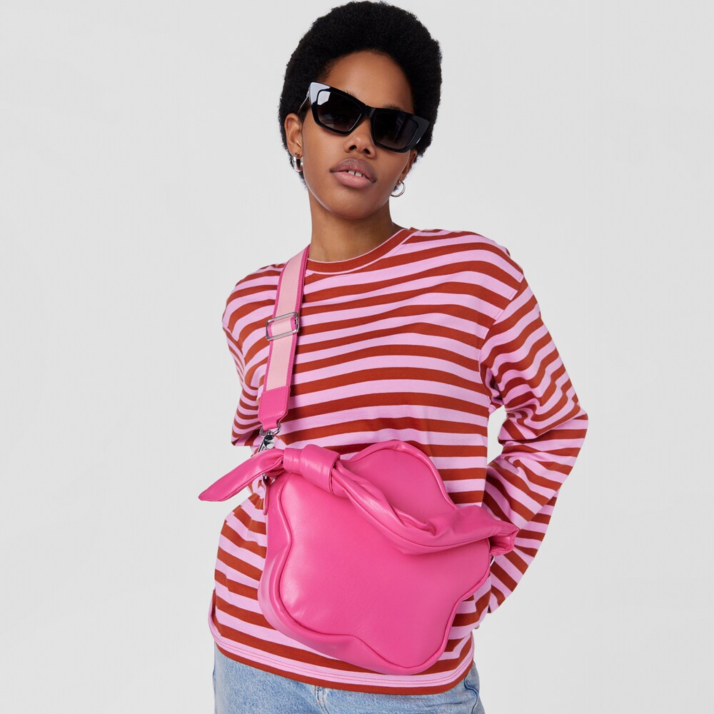 Kvetinov&aacute; Crossbody kabelka fuksiovej farby TOUS Carol