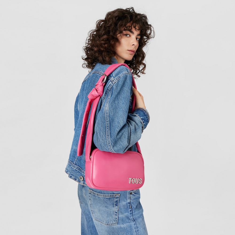 Sac &agrave; bandouli&egrave;re reporter fuchsia TOUS Carol