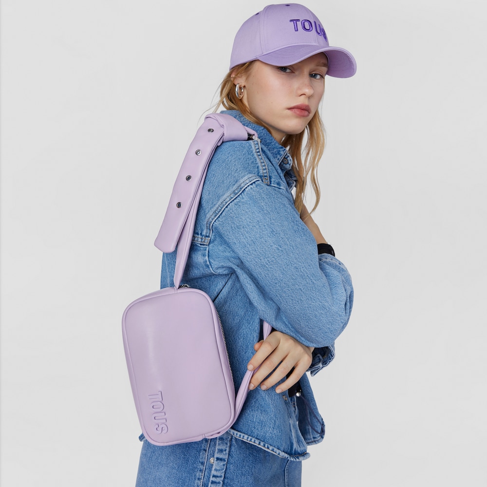 Fiołkowo-r&oacute;żowa torebka przez ramię typu reporter TOUS Carol