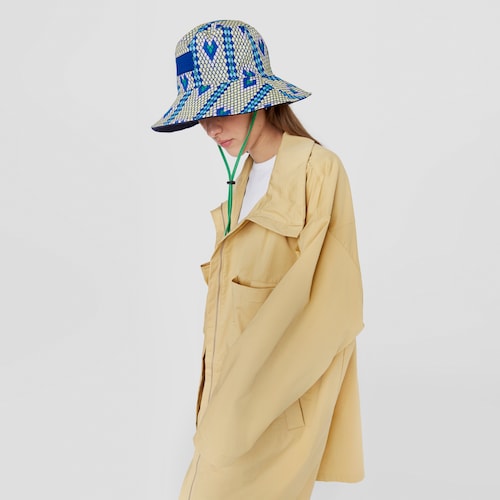 Chap&eacute;u bucket revers&iacute;vel amarelo e azul TOUS Lamba