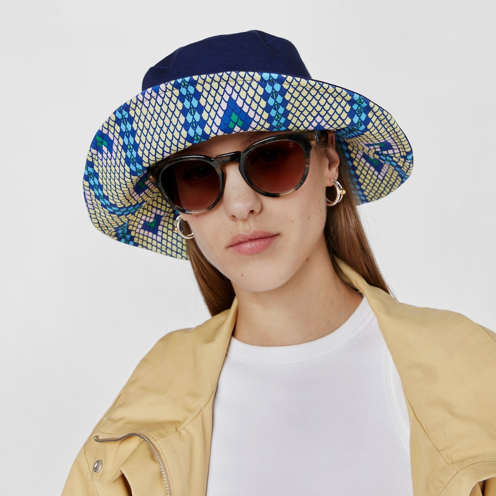 Chap&eacute;u bucket revers&iacute;vel amarelo e azul TOUS Lamba