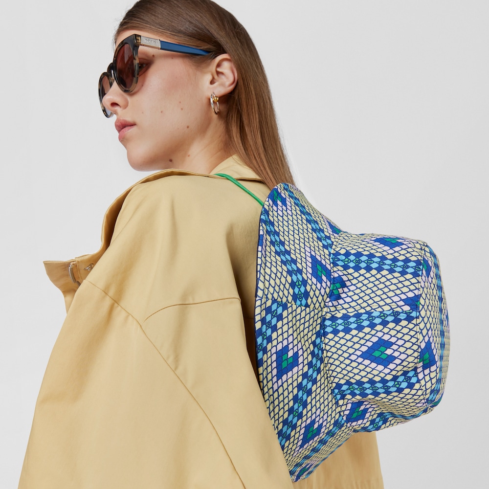 Chap&eacute;u bucket revers&iacute;vel amarelo e azul TOUS Lamba