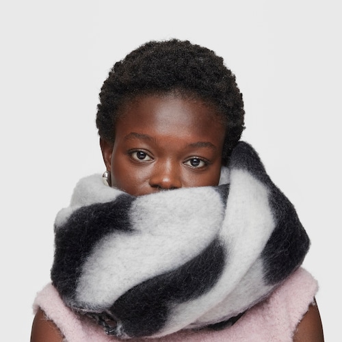 Bufanda negra TOUS Candy Flowers