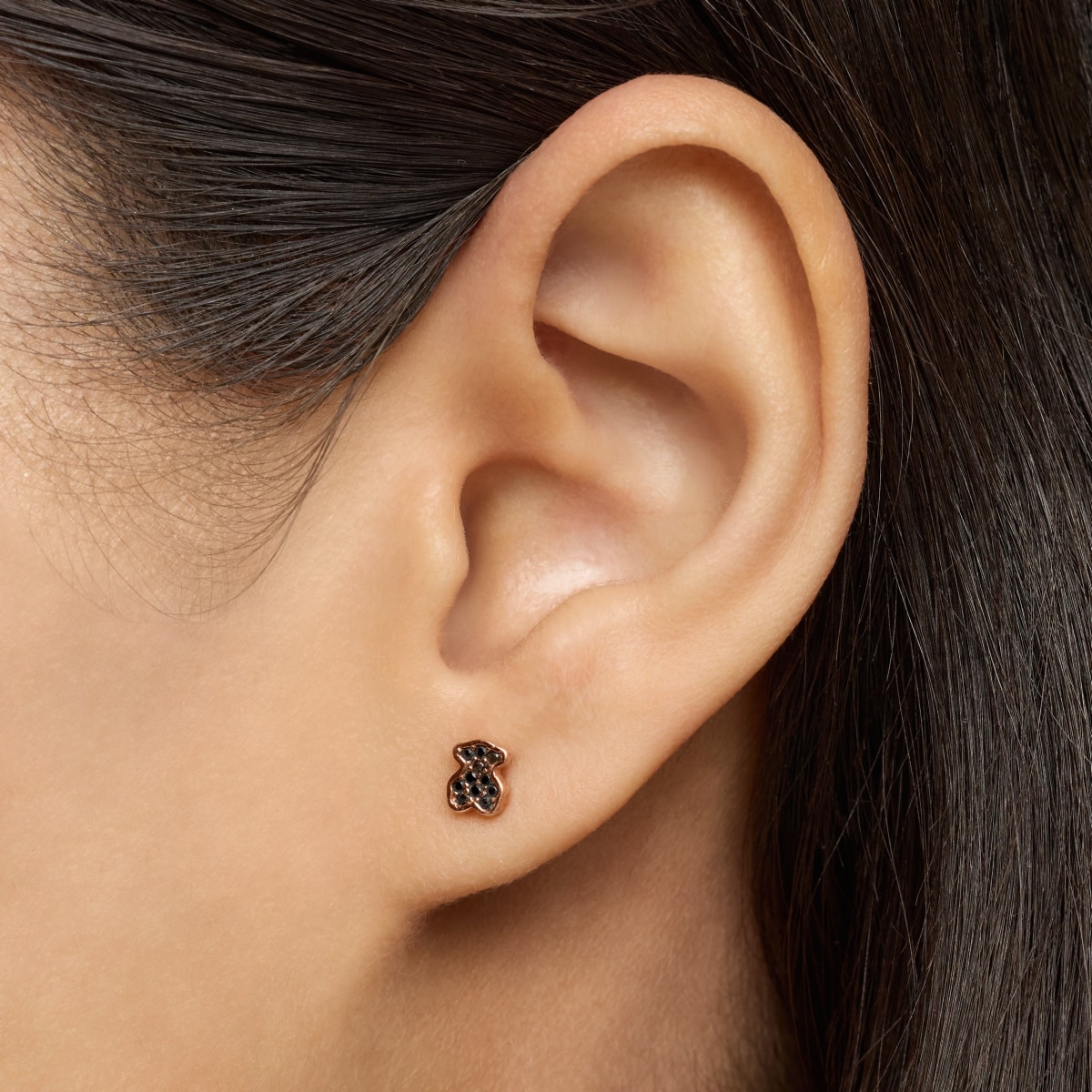 Pendientes con baño de oro rosa 18 kt sobre plata y espinelas motivo oso Motif