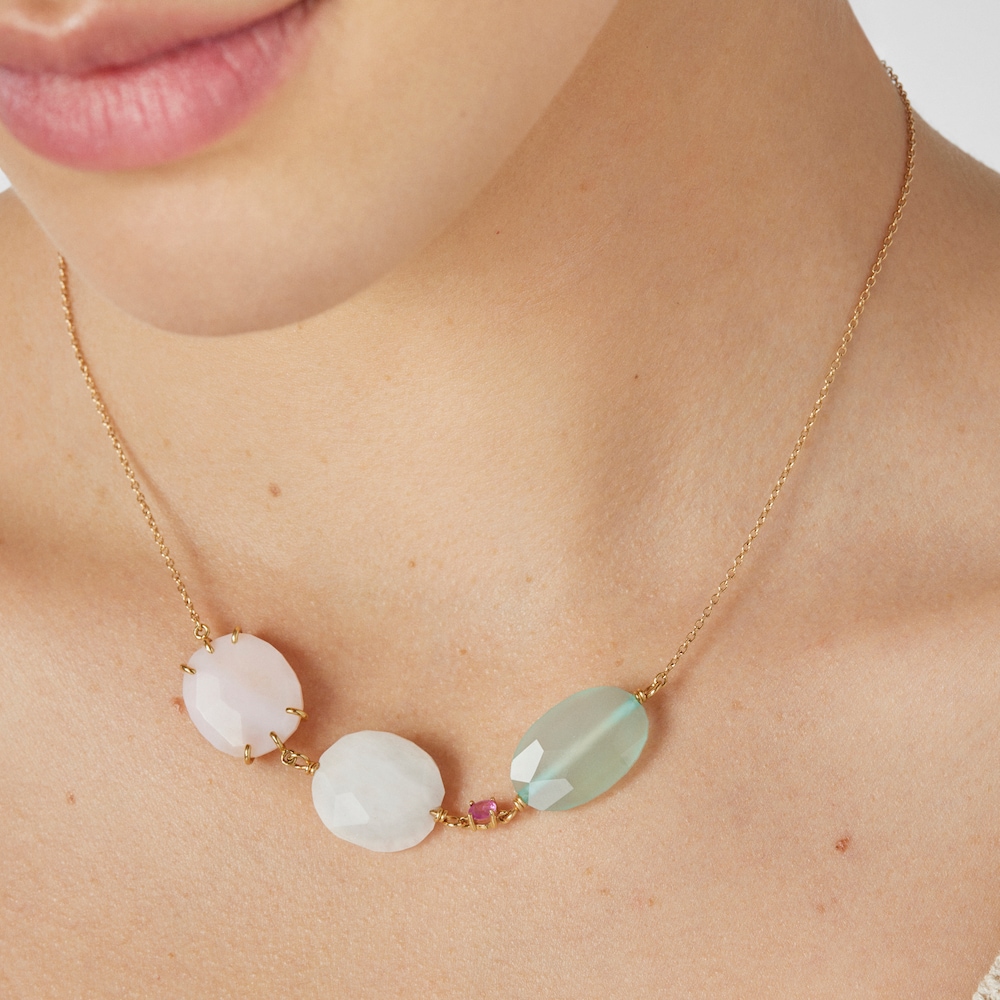 Collar Ethereal de Oro con Gemas