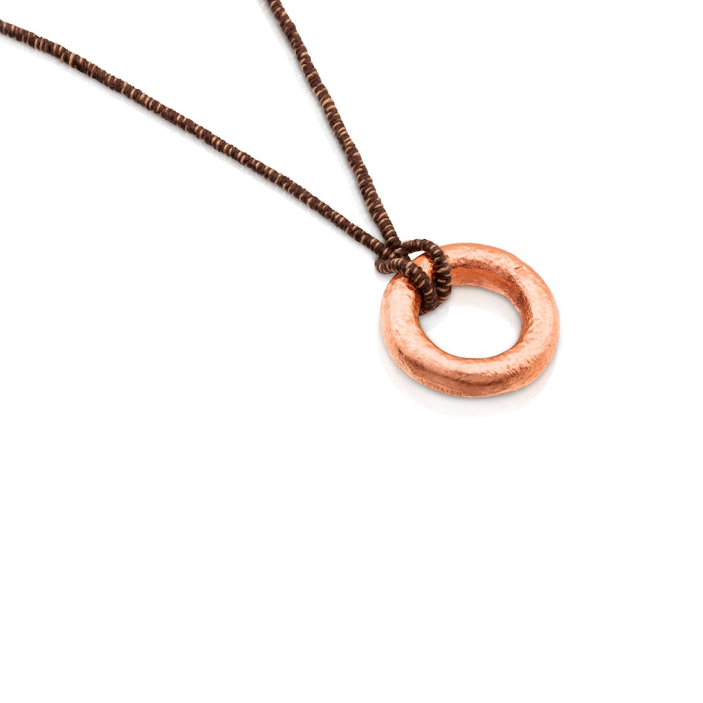 Collar Duna Tube con ba&ntilde;o de oro rosa 18 kt sobre plata y cord&oacute;n marr&oacute;n