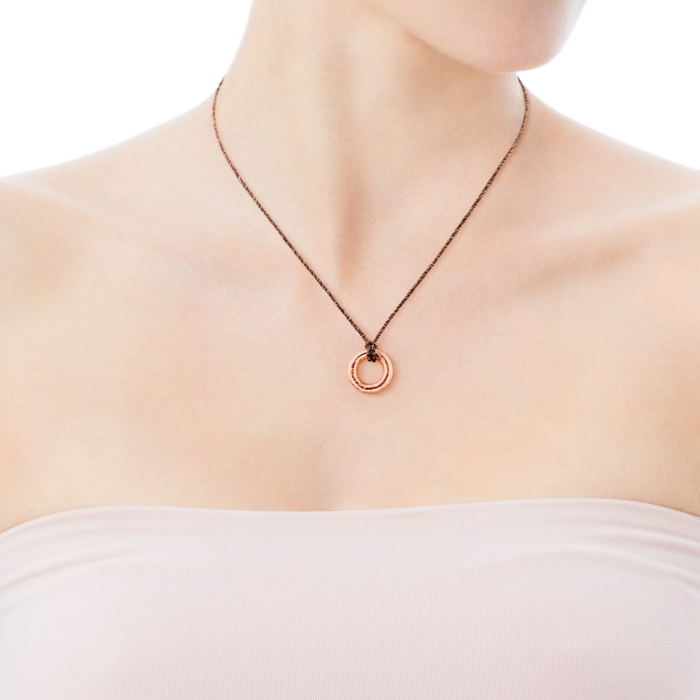 Collar Duna Tube con ba&ntilde;o de oro rosa 18 kt sobre plata y cord&oacute;n marr&oacute;n