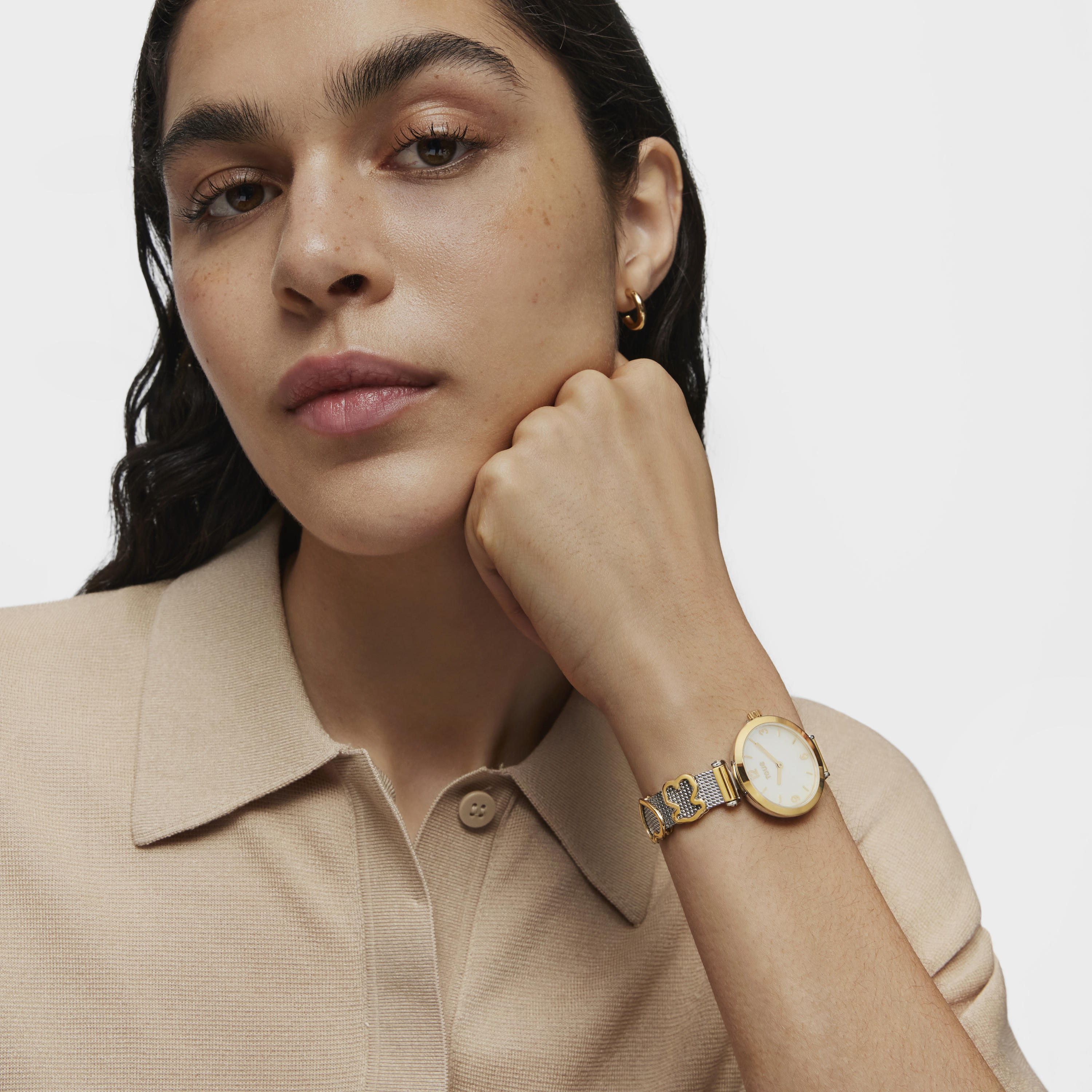 Reloj analógico Icon Charms de acero IP dorado con nácar