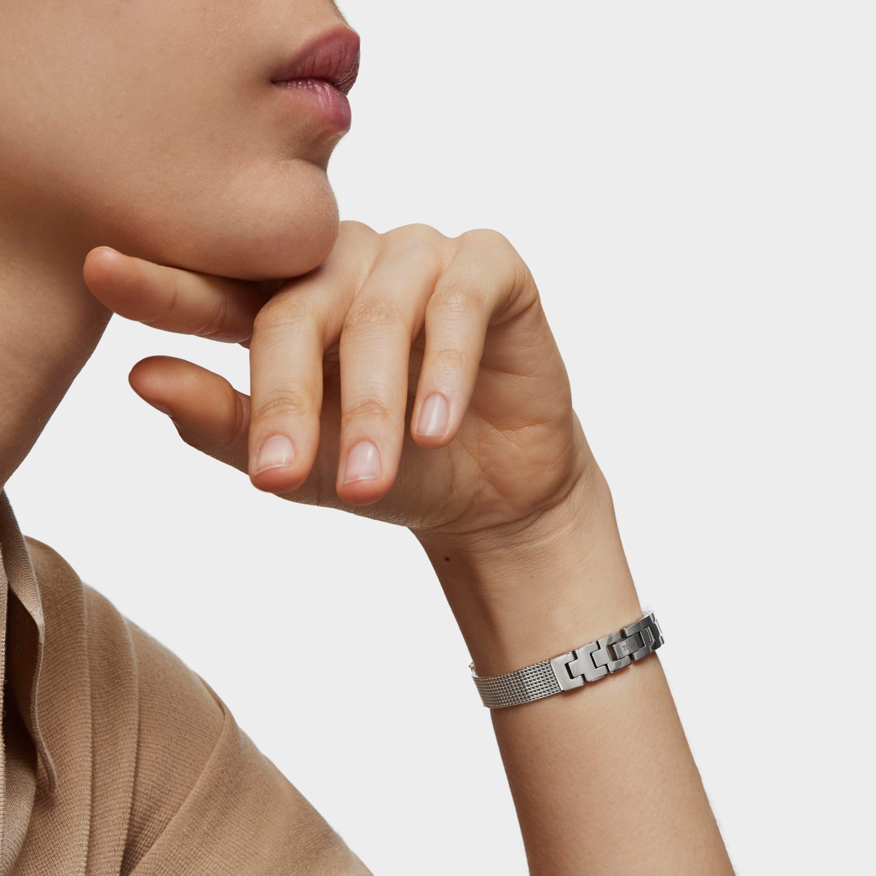 Reloj analógico Icon Charms de acero IP dorado con nácar