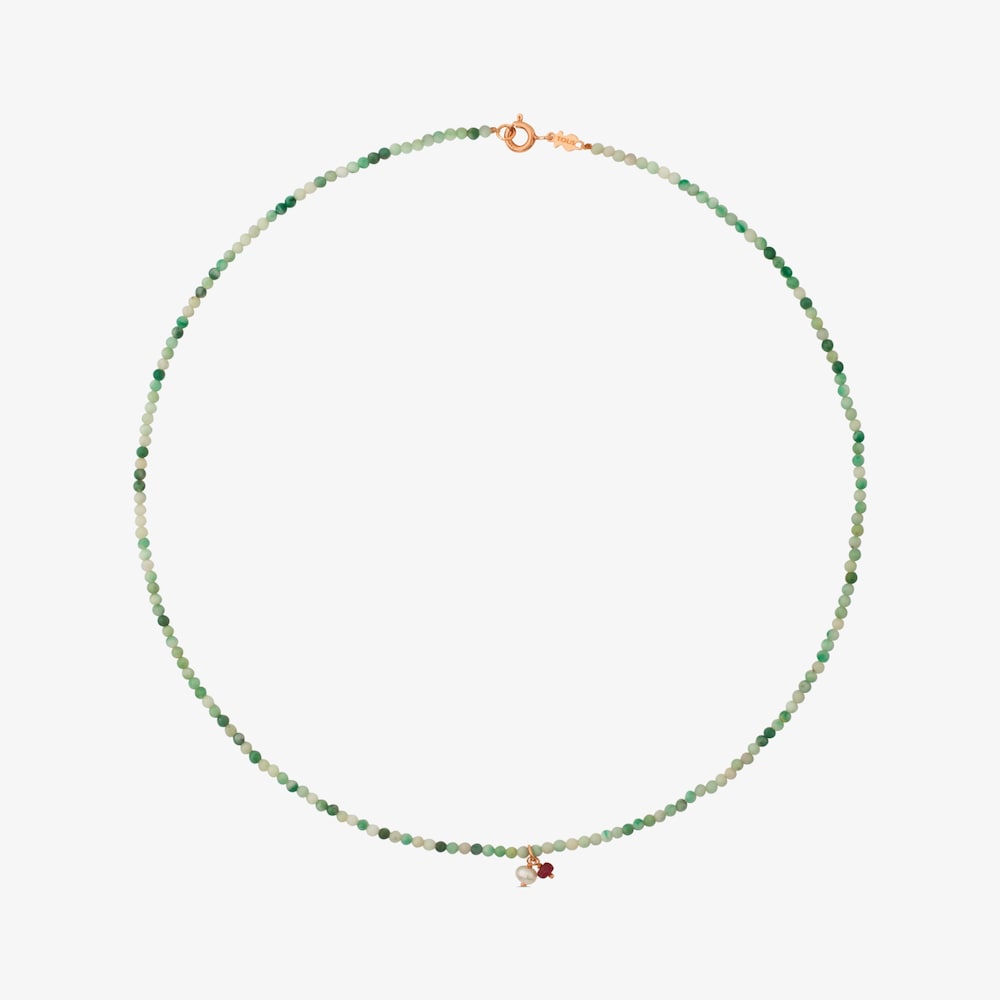 Collar Camille con ba&ntilde;o de oro rosa 18 kt sobre plata y Roca verde con Rub&iacute; y Perla