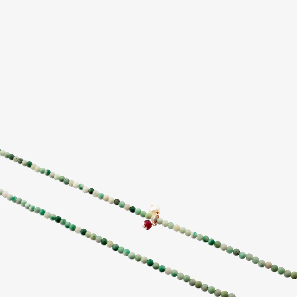 Collar Camille con ba&ntilde;o de oro rosa 18 kt sobre plata y Roca verde con Rub&iacute; y Perla