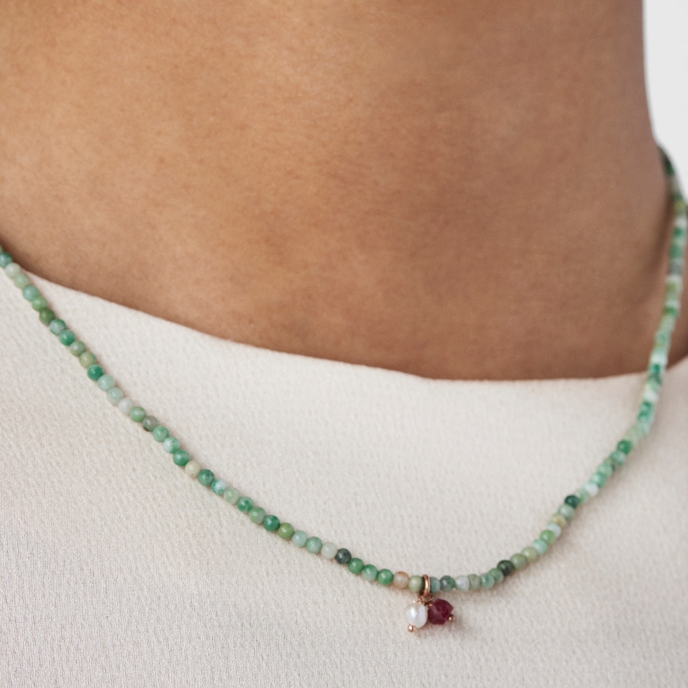 Collar Camille con ba&ntilde;o de oro rosa 18 kt sobre plata y Roca verde con Rub&iacute; y Perla