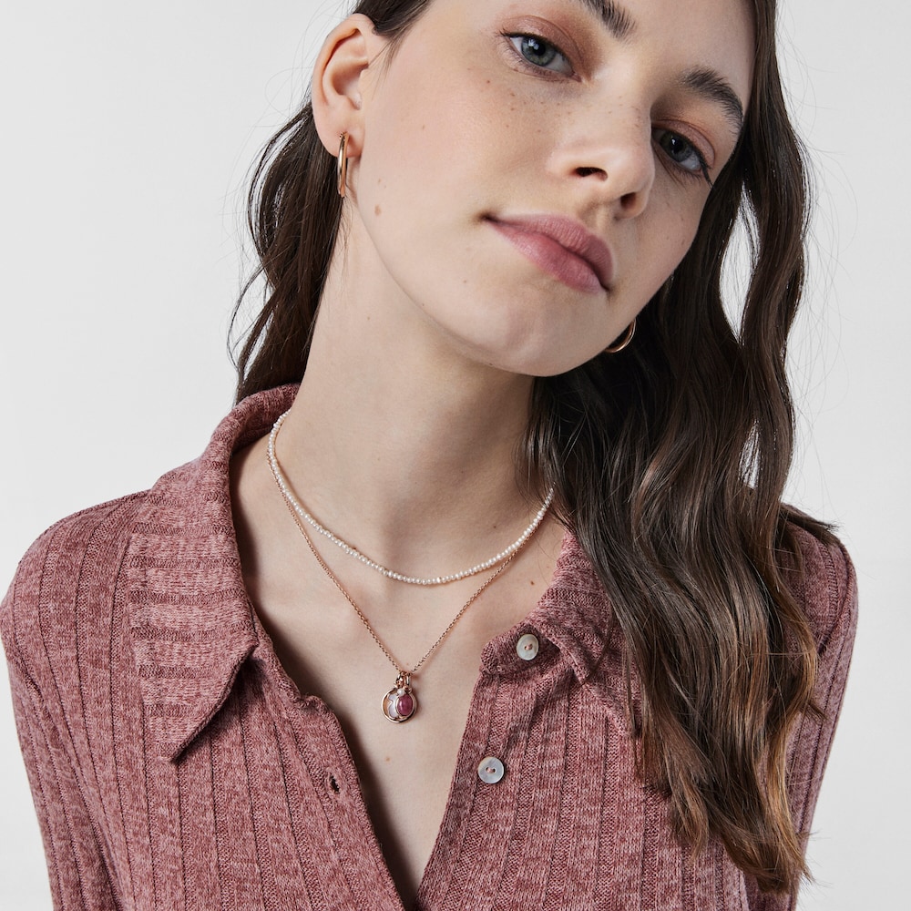 Dije Tiny con ba&ntilde;o de oro rosa 18 kt sobre plata con Rodonita y Perla