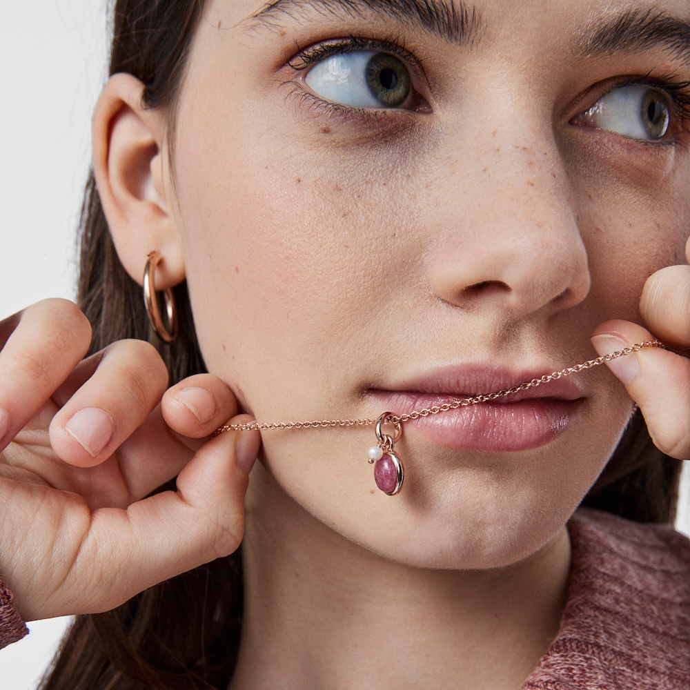 Dije Tiny con ba&ntilde;o de oro rosa 18 kt sobre plata con Rodonita y Perla