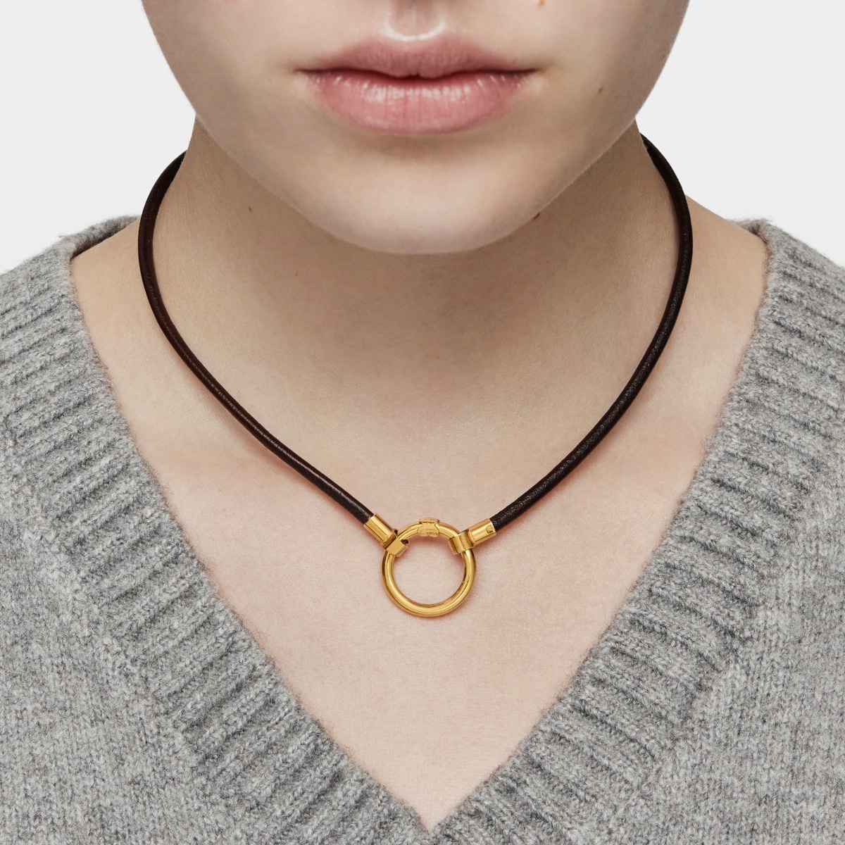 Collar con baño de oro 18 kt sobre plata y cuero Hold Collar con baño de oro 18 kt sobre plata y cuero Hold