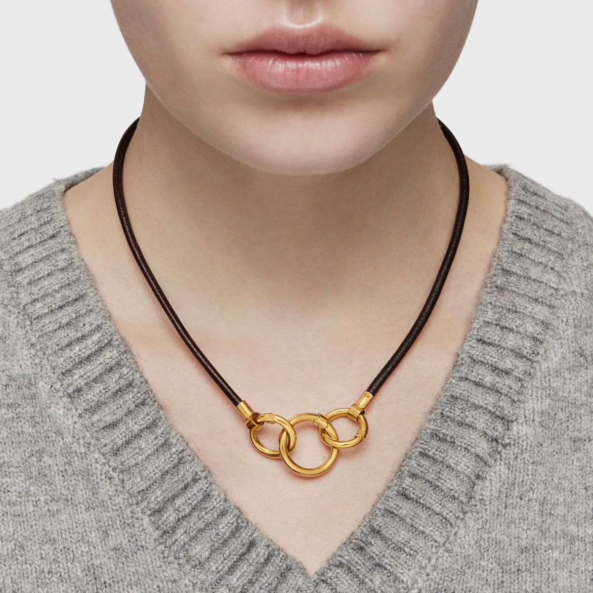 Collar con baño de oro 18 kt sobre plata y cuero Hold Collar con baño de oro 18 kt sobre plata y cuero Hold