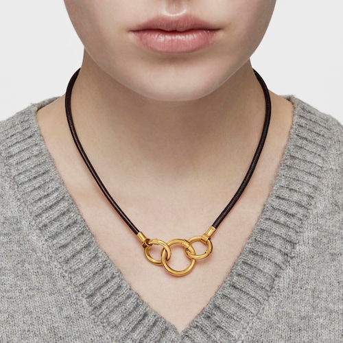 Collar con ba&ntilde;o de oro 18 kt sobre plata y cuero Hold