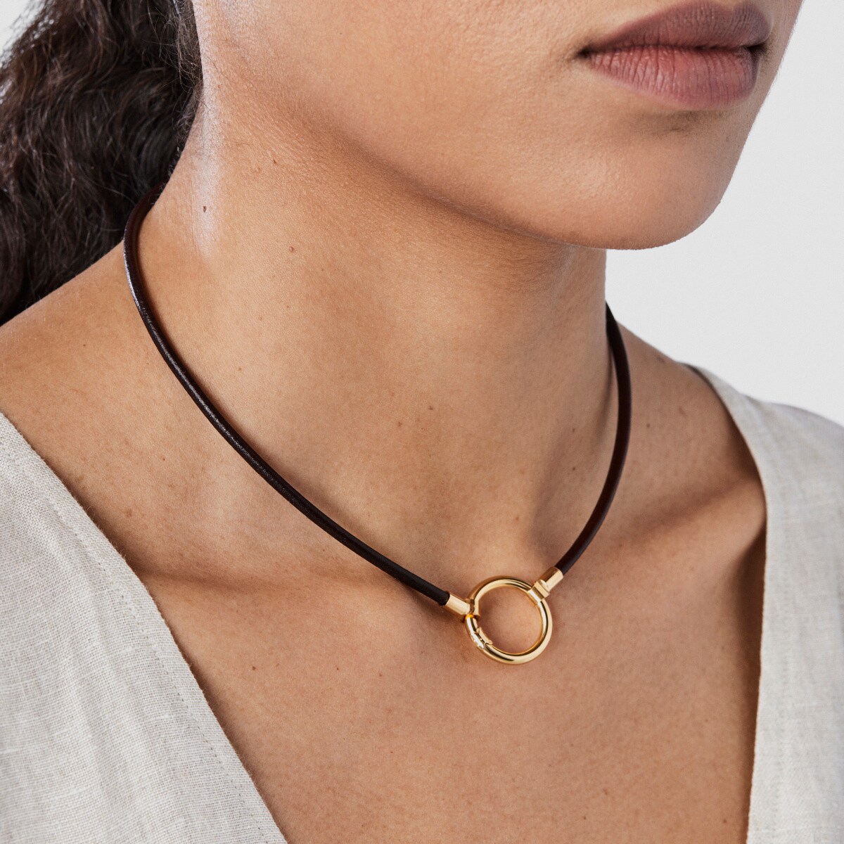 Collar con baño de oro 18 kt sobre plata y cuero Hold Collar con baño de oro 18 kt sobre plata y cuero Hold