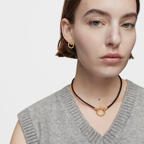 Collar con ba&ntilde;o de oro 18 kt sobre plata y cuero Hold