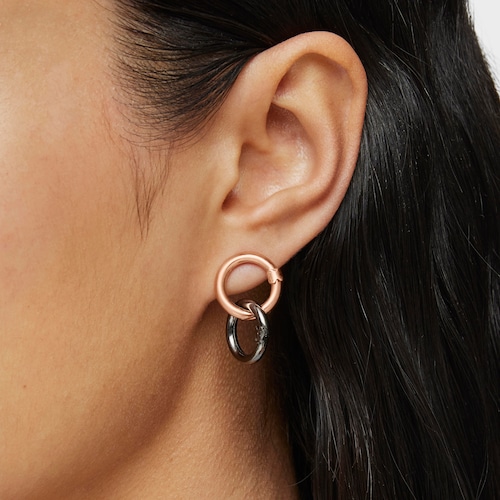 Pendientes pequeños con baño de oro rosa 18 kt sobre plata Hold