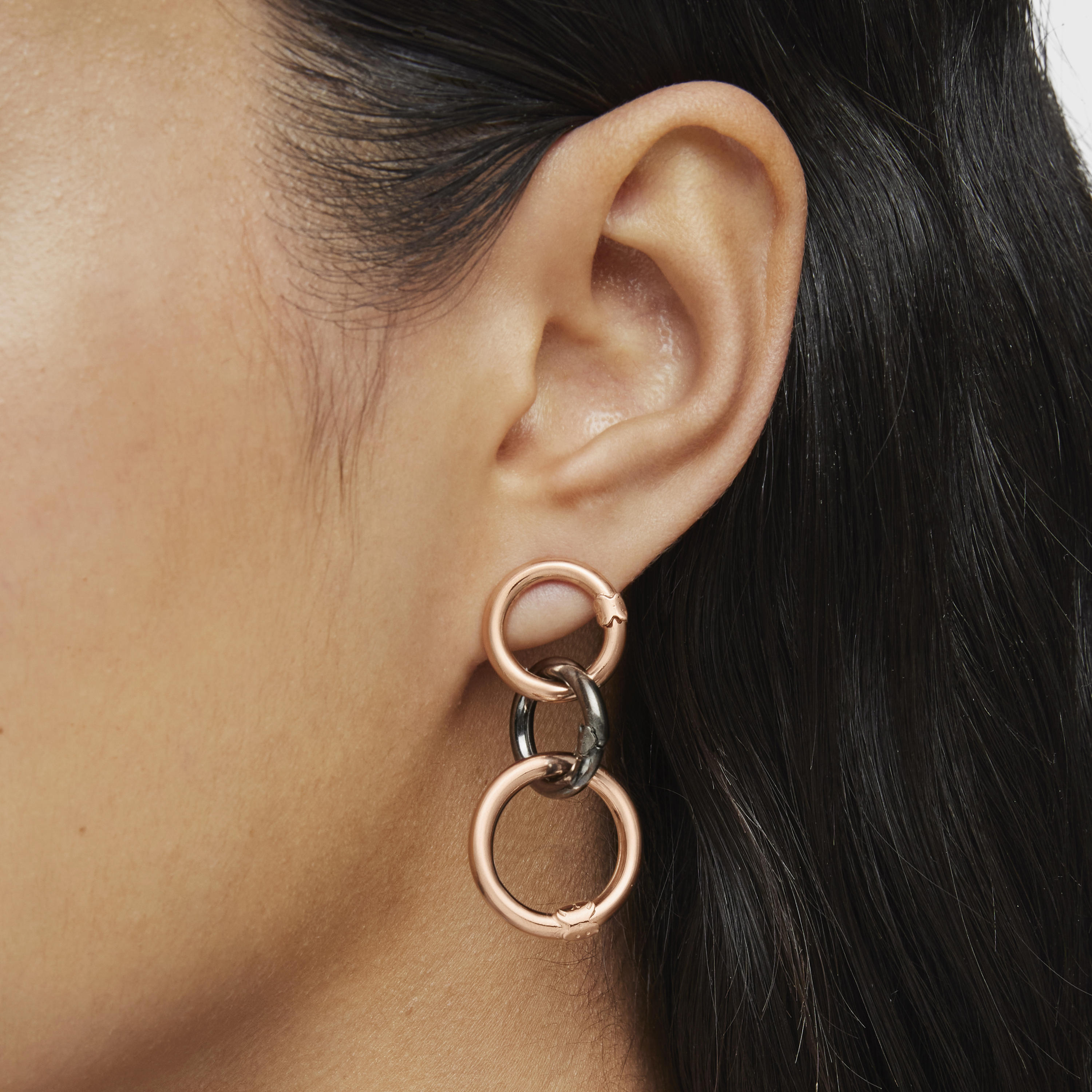Pendientes pequeños con baño de oro rosa 18 kt sobre plata Hold