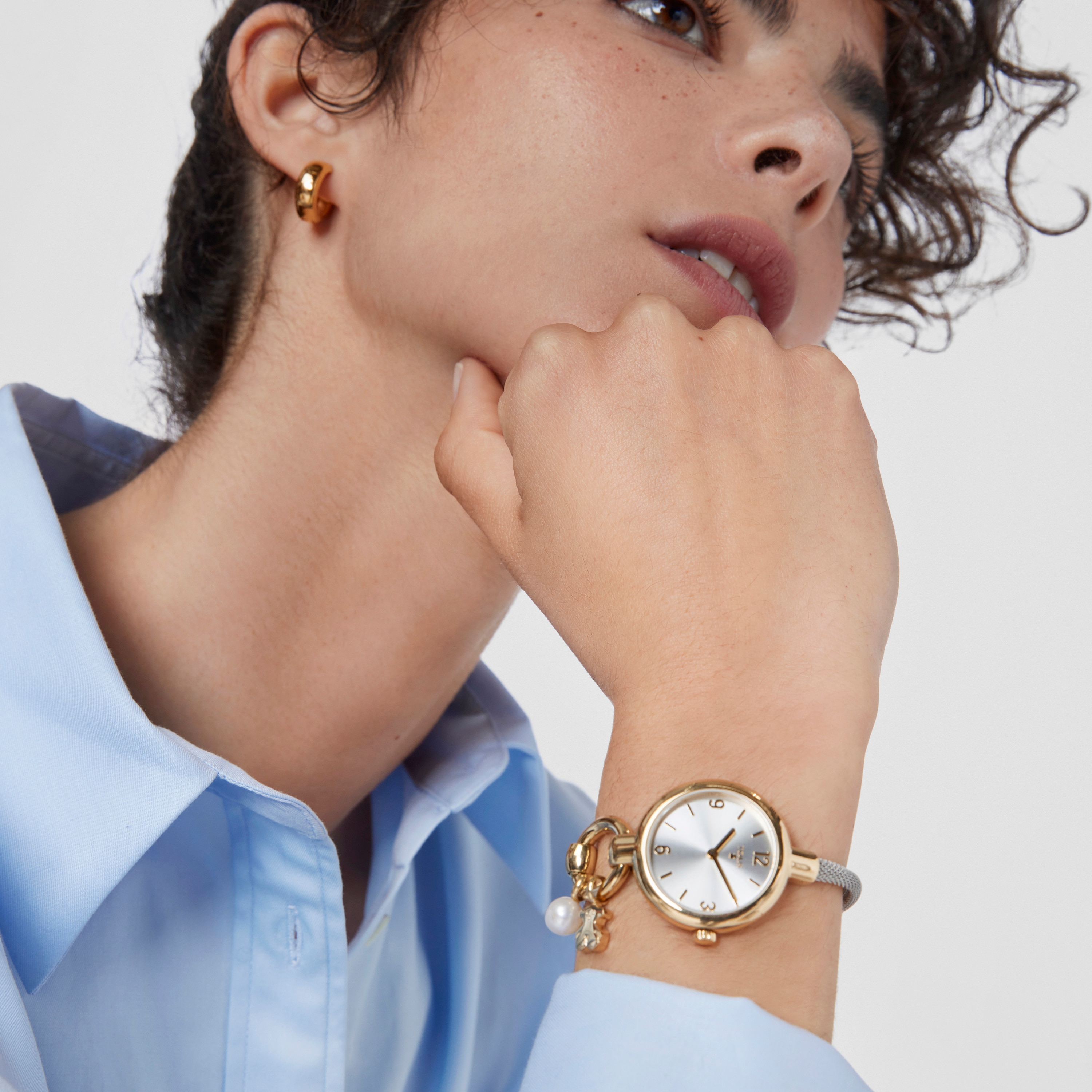 Reloj analógico Hold Charms de acero IP dorado con correa de acero