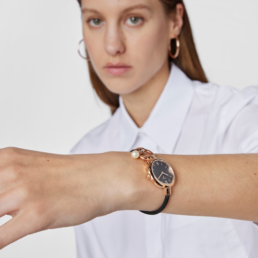 Reloj anal&oacute;gico Hold Charms de acero IP rosado con correa de acero IP negra