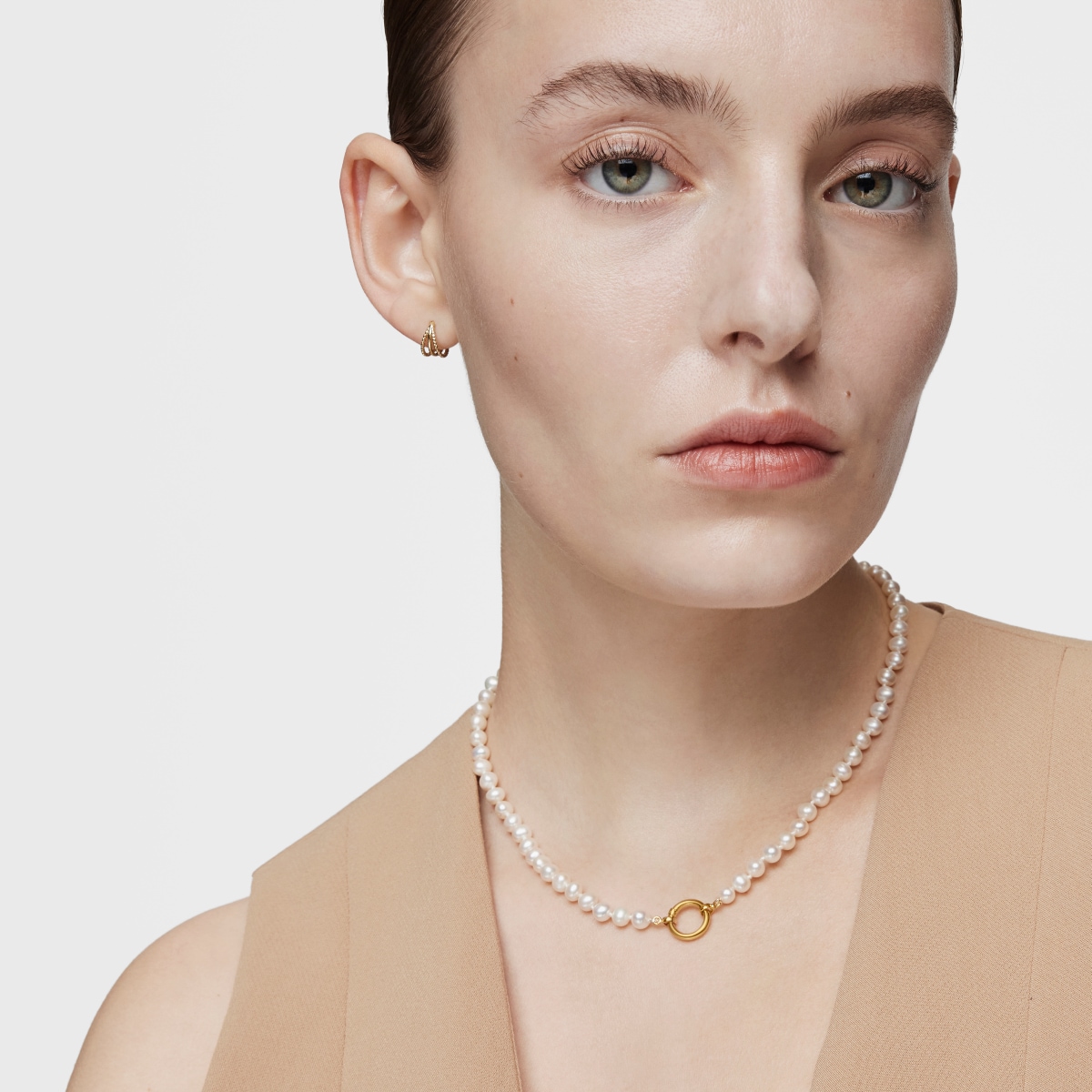 Gold Hold Necklace with Pearls
