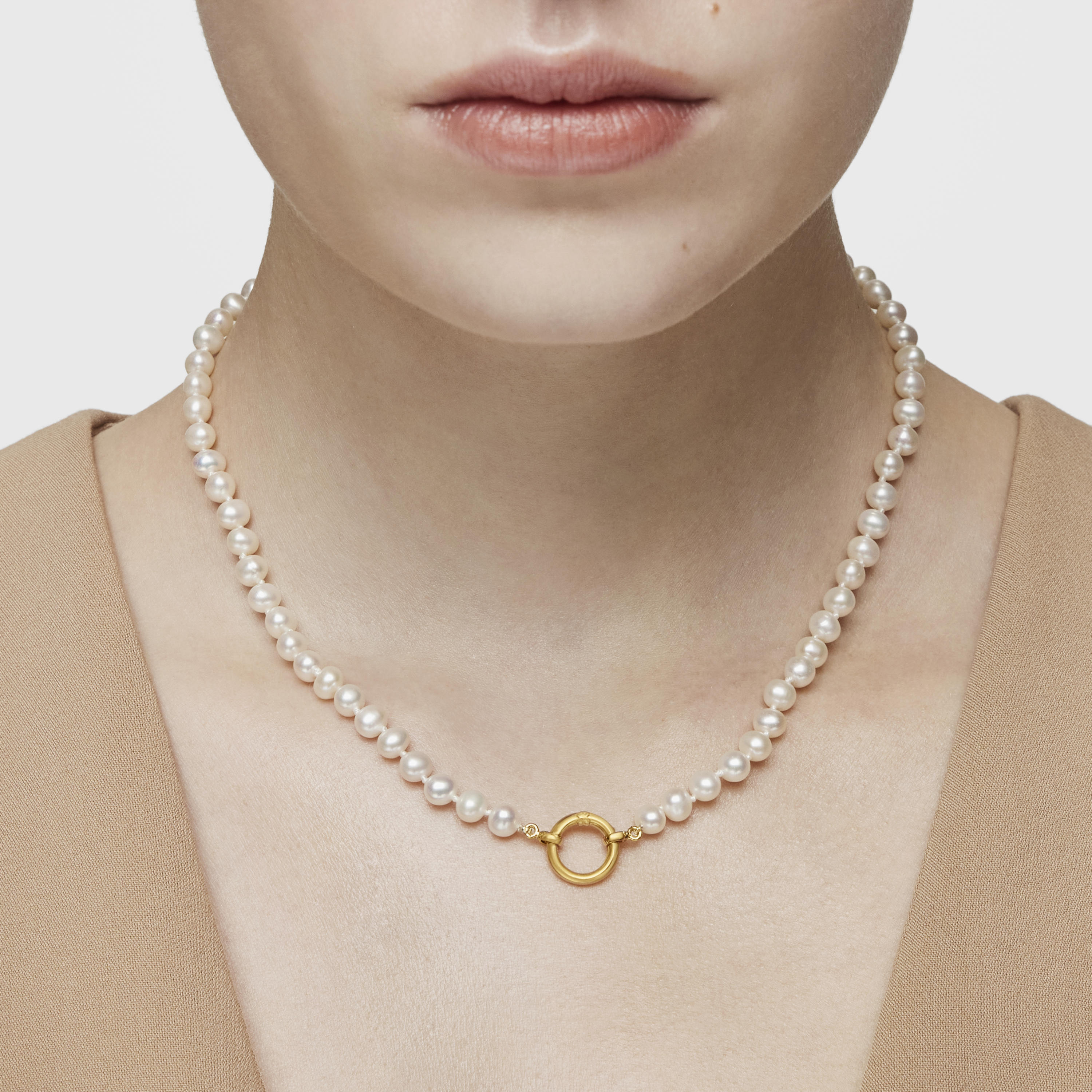 Collar de perlas y oro Hold