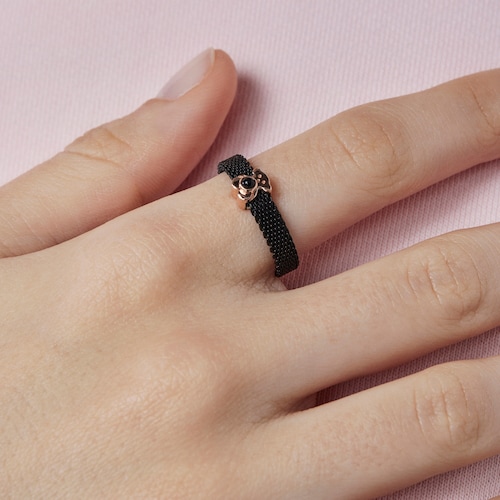 Anillo estrecho de acero IP negro y plata vermeil rosa con ónix motivo oso Real Sisy