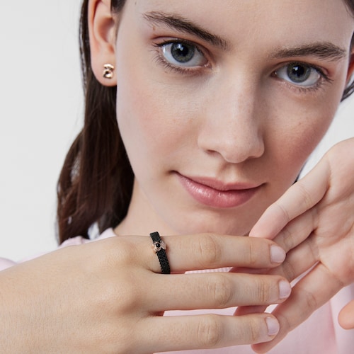 Anillo estrecho de acero IP negro y plata vermeil rosa con ónix motivo oso Real Sisy