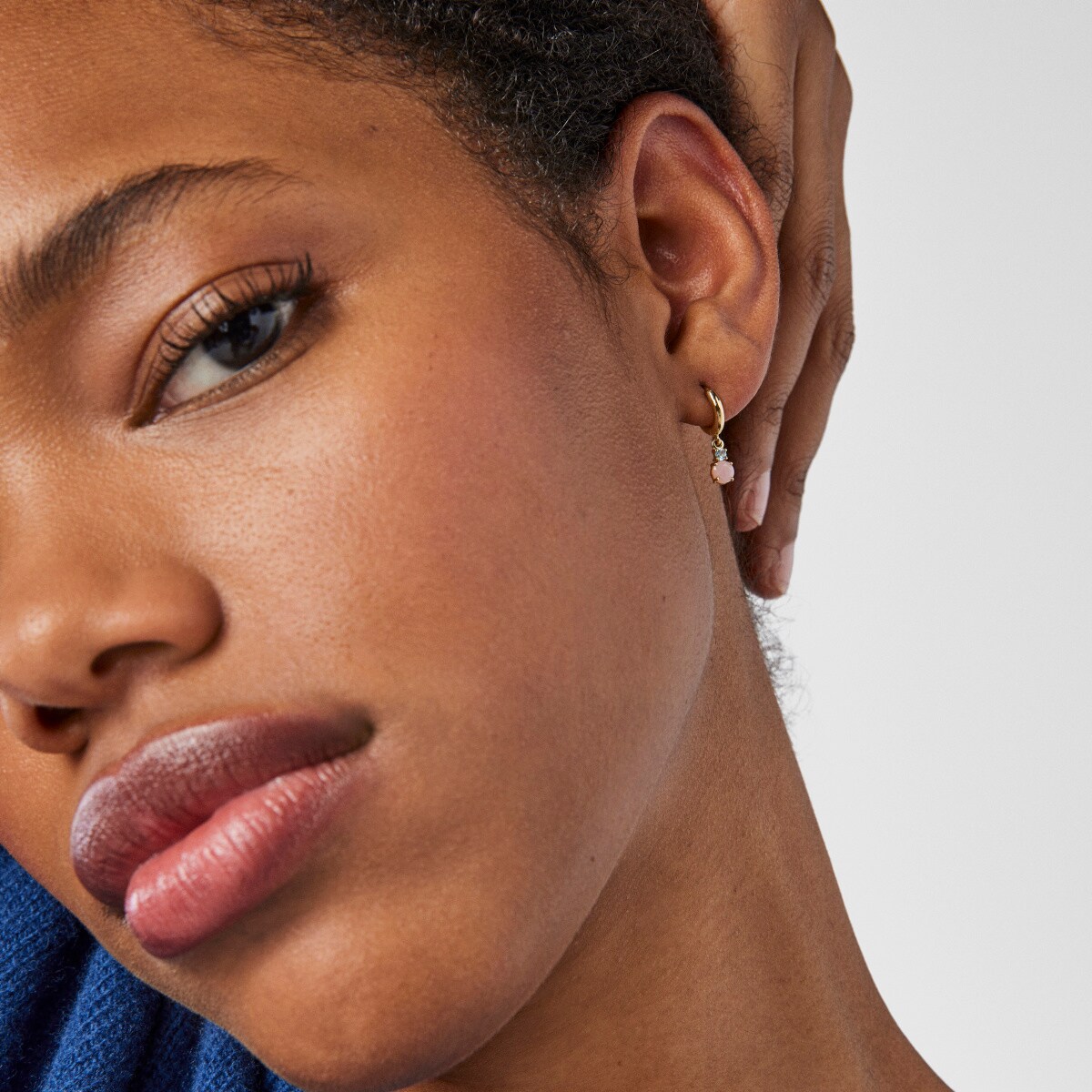 Mini Ivette short Earrings in Gold with Opal and Topaz