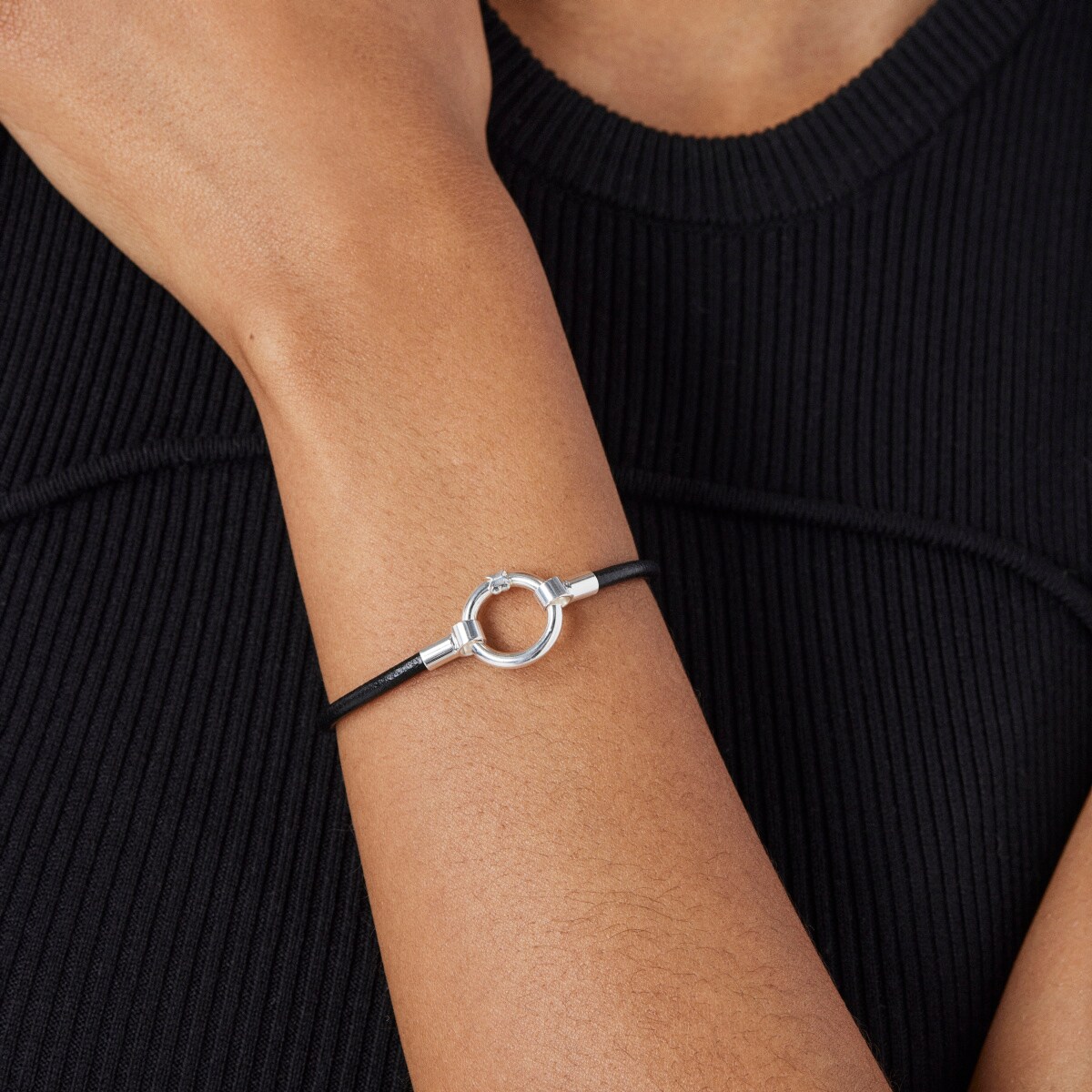 Pulsera de plata y cuero negro Hold