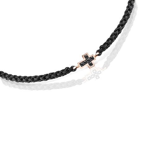 Pulsera cruz con baño de oro rosa 18 kt sobre plata, espinelas y cordón negro Motif