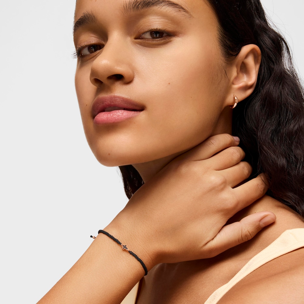 Armband Motif Kreuz aus Vermeil-Ros&eacute;gold mit Spinellen und schwarzer Kordel