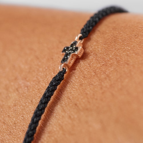 Pulsera cruz con baño de oro rosa 18 kt sobre plata, espinelas y cordón negro Motif