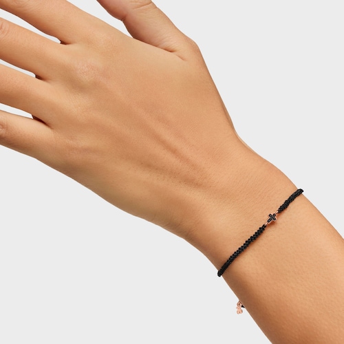Pulsera cruz con baño de oro rosa 18 kt sobre plata, espinelas y cordón negro Motif