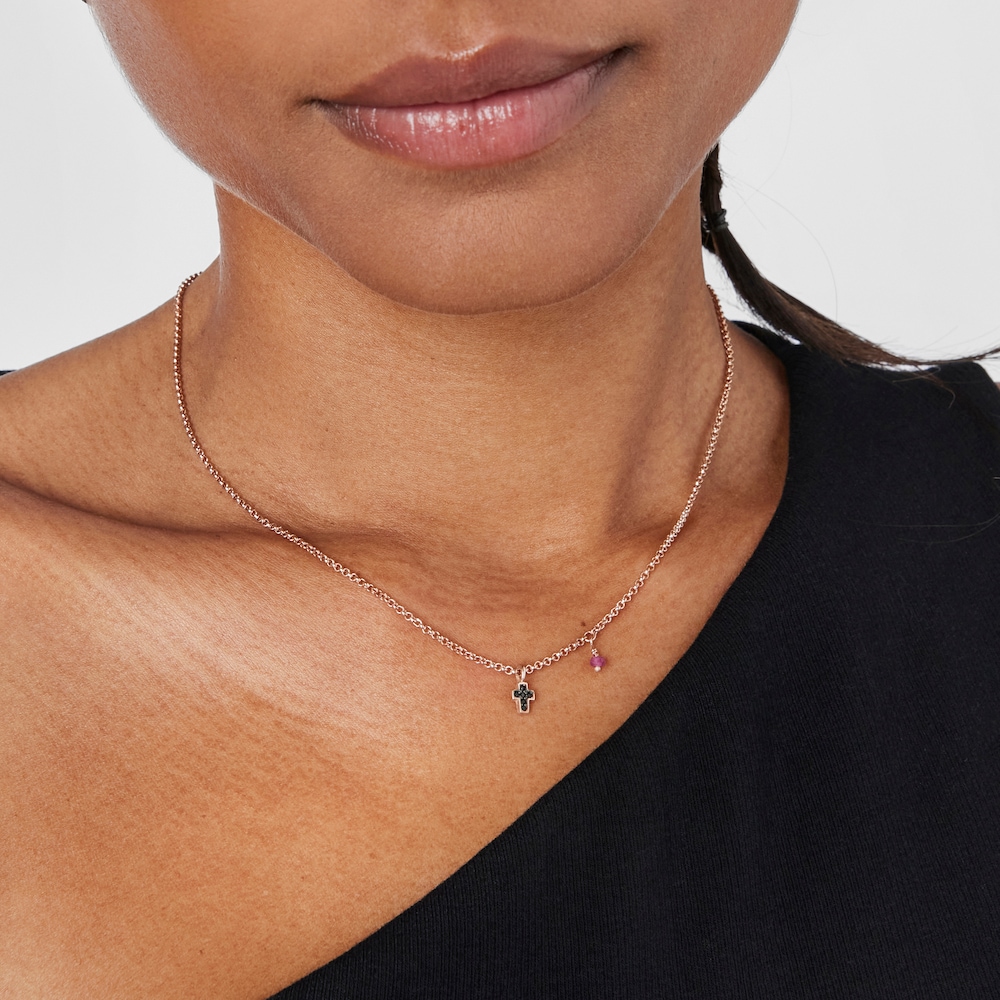 Collar Motif cruz con ba&ntilde;o de oro rosa 18 kt sobre plata con Espinelas y Rub&iacute;