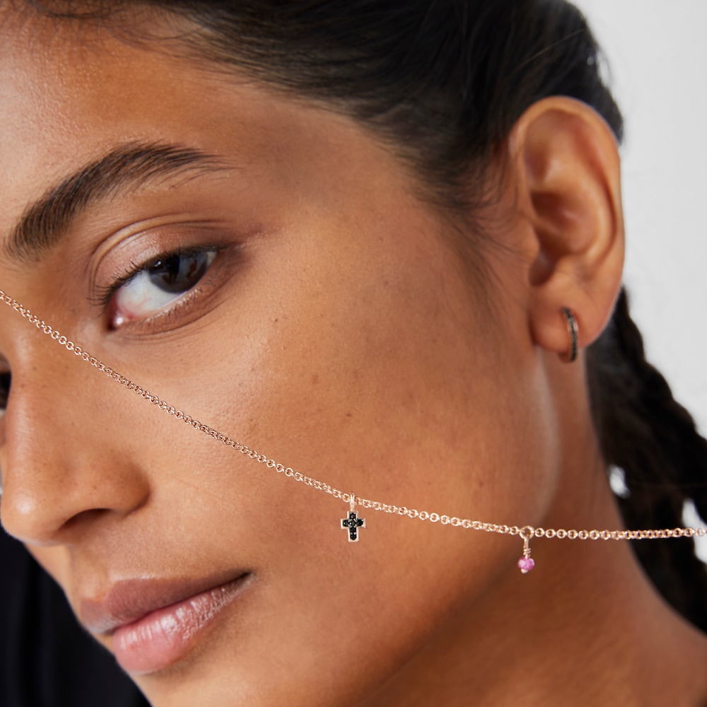 Collar cruz con baño de oro rosa 18 kt sobre plata y espinelas y rubí Motif